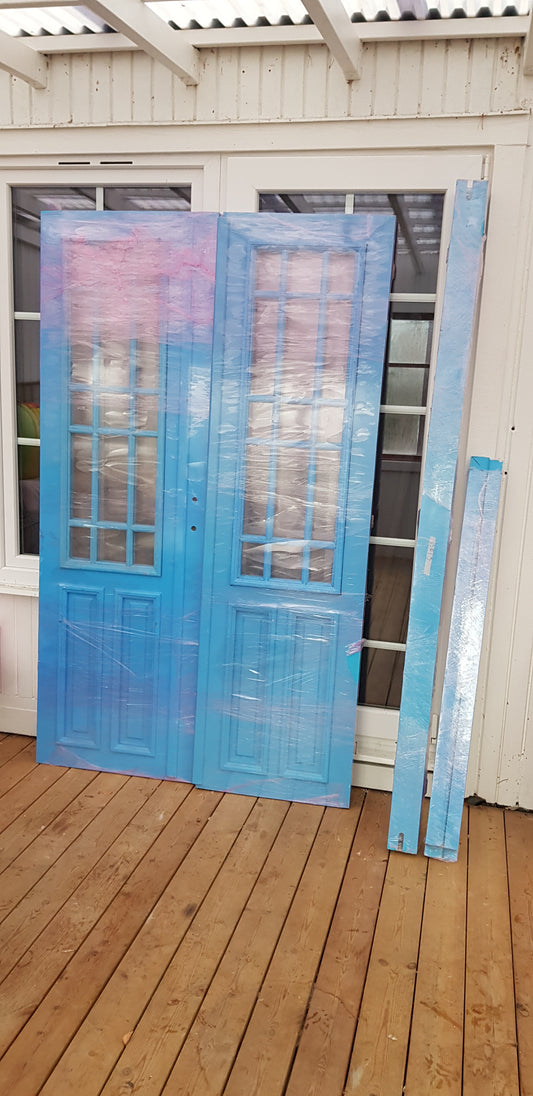 ARTIKELNUMMER 462 Nytillverkade pardörrar med dubbelglas i gammal stil inkl karm, yttermått: Bredd 130 cm Höjd 210 cm Djup dörrblad 4.5 cm pris: 16000 kr