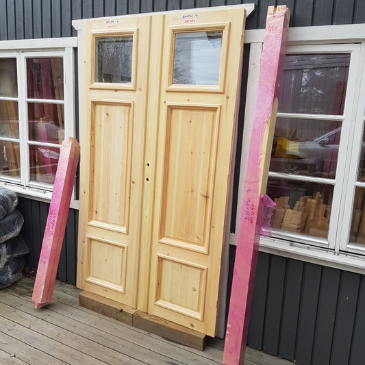 ARTIKELNUMMER 450      Nytillverkade obehandlade pardörrar med dubbelglas i gammal stil inkl karm karmyttermått Bredd 130 cm Höjd 210 cm Djup dörrblad 4,5 cm Pris: 15000 kr Tillkommer 1000 kr för gångjärn och låskista om man väljer det