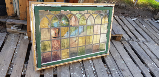 ARTIKELNUMMER 520 Vacker kopplad fönster ,blyinfattad 3st trasiga rutor MÅTT : B 100 H70 Pris:1300 kr