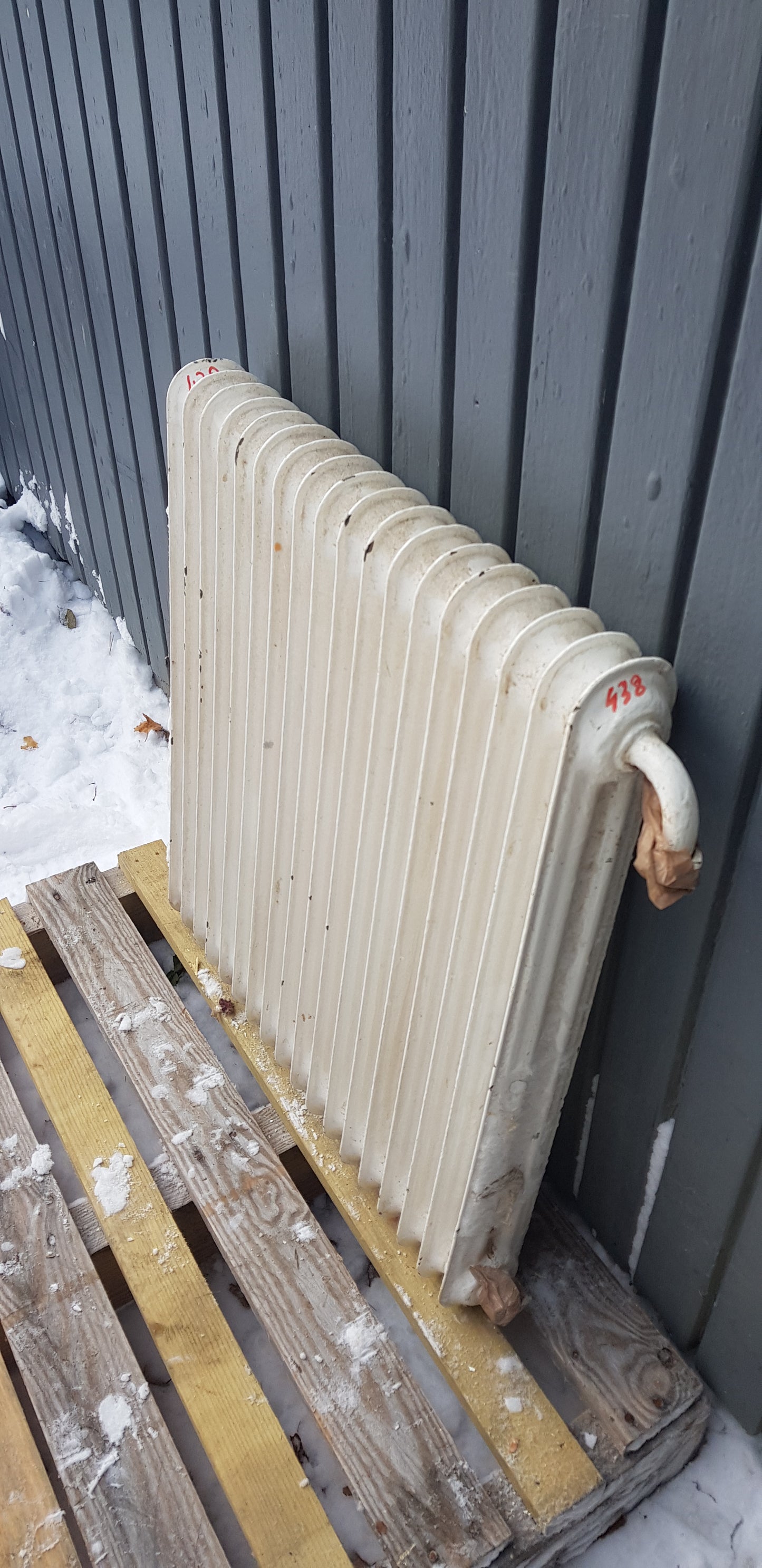 ARTIKELNUMMER 438  Fint gammal Element/Radiator  B 55 H 60 D 8 Pris 1500 KR