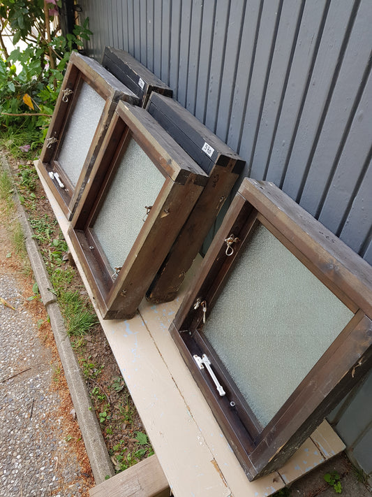 ARTIKELNUMMER 570 5 st kopplade badrumsfönster Mått: B 50,5 H 59 Pris: 1500 Kr/ st