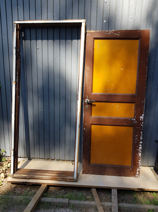 ARTIKELNUMMER 538 En gammal Spegeldörr med karm ,vänsterhängd Mått med karm: H 192 B 84,5 Mått utan karm H 185 B 77 Pris:2500 kr