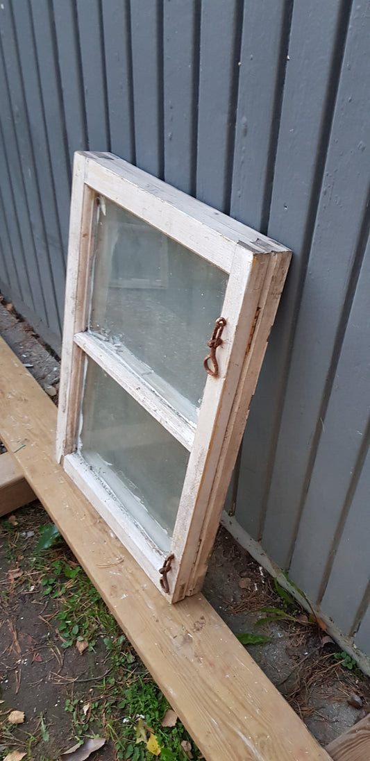 ARTIKELNUMMER 26 Ett litet kopplat fönster Mått:B 42,5 H63 Pris: 900kr 
