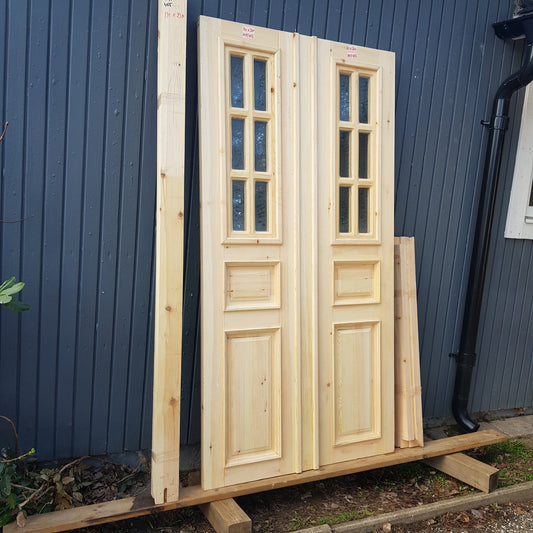 ARTIKELNUMMER 455 Nytillverkade obehandlade pardörrar med kittade dubbelglas i gammal stil inkl karm karmyttermått&nbsp; Bredd 110 cm Höjd 210 cm Djup dörrblad 4,5 cm säljes utan gångjärn och låskista Pris: 15000 kr