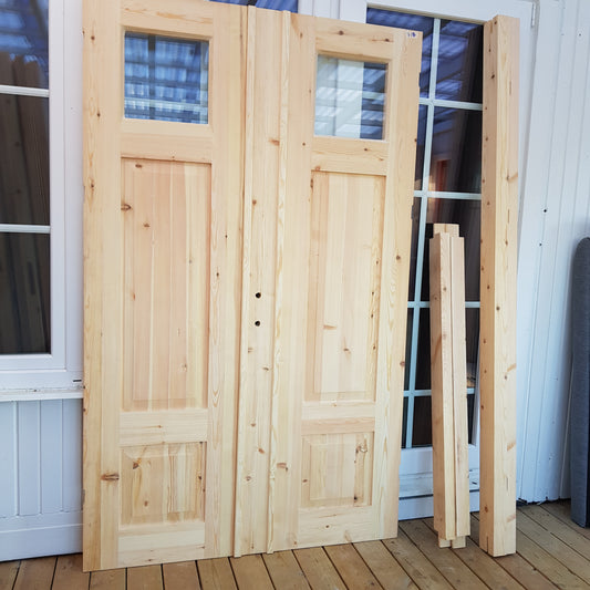 ART 718 Nytillverkad pardörr i gammal stil Mått B130 x H210 cm Öppnas utåt Handtag på höger sida Pris 15000 kr Tillkommer 1000 kr för gångjärn och låskista