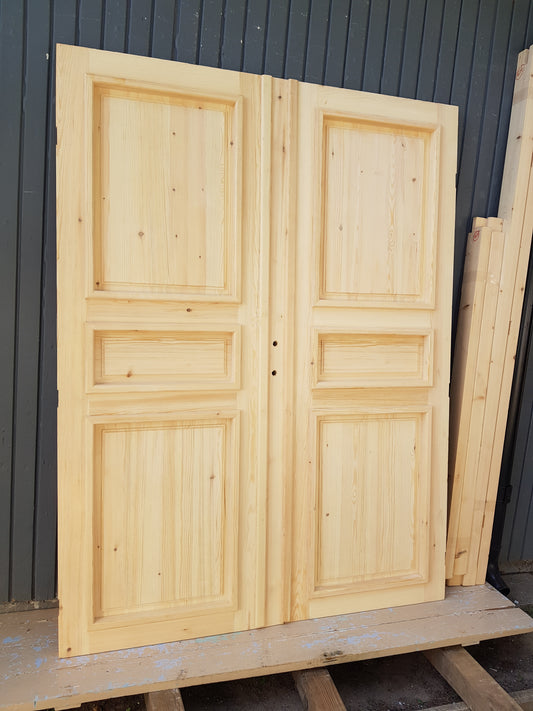 ARTIKELNUMMER 610 Nytillverkad pardörr med speglar. Mått: B 150 H 215 med över ljus Mått: B 150 H 200 utan över ljus pris: 16000 kr