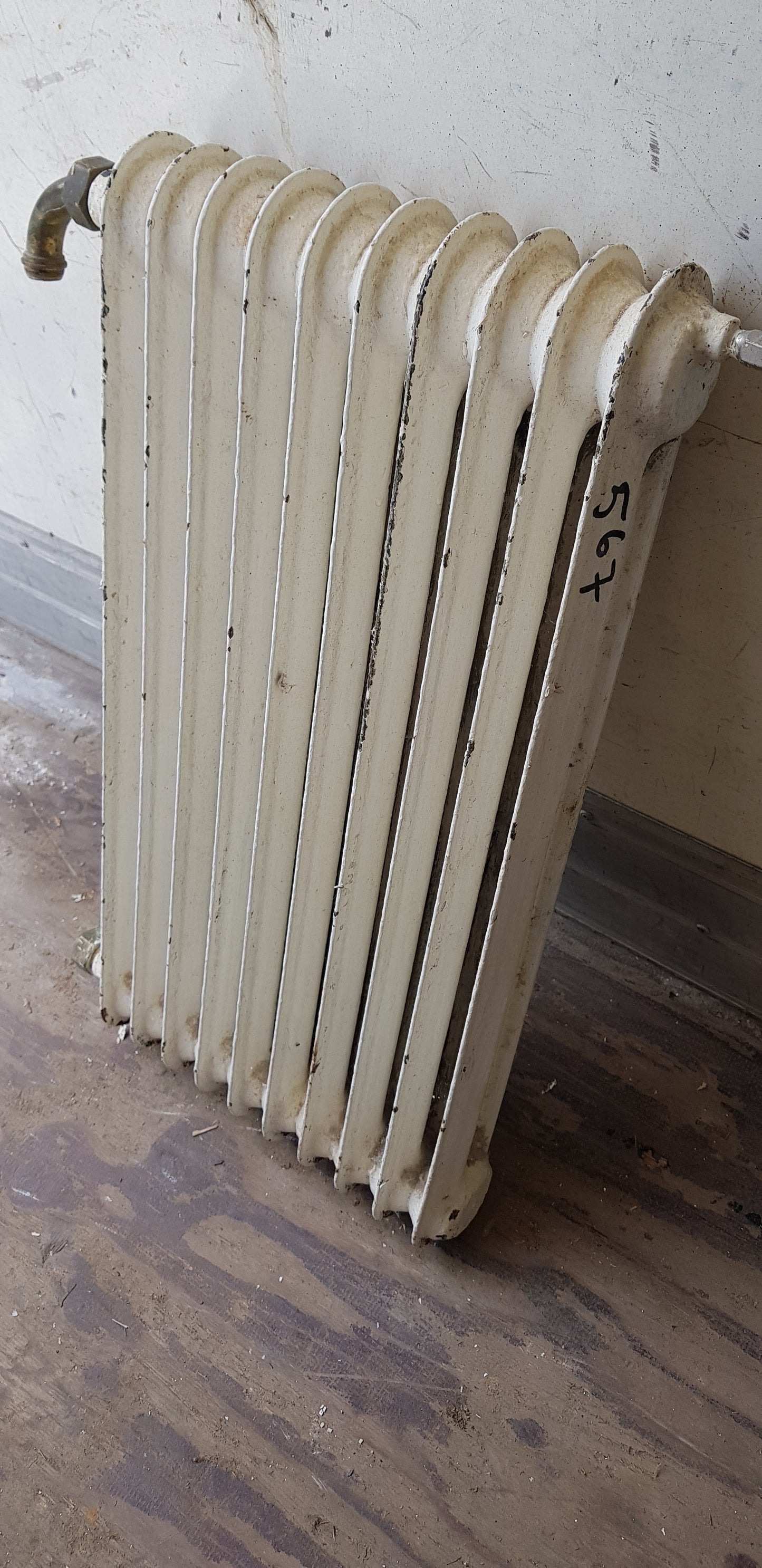 ARTIKELNUMMER 567  En st gammal Element/Radiator B 30 h 60 D 8  Pris :1250 kr