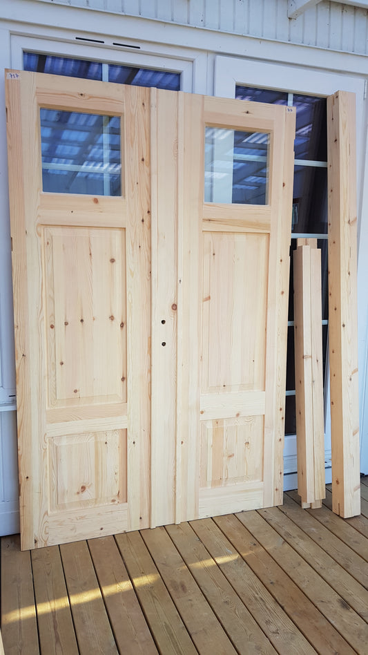 ART 717 Nytillverkad pardörr i gammal stil  Mått B140 x H210 cm Öppnas utåt Handtag på höger sida Pris 15000 kr  Tillkommer 1000 kr för gångjärn och låskista