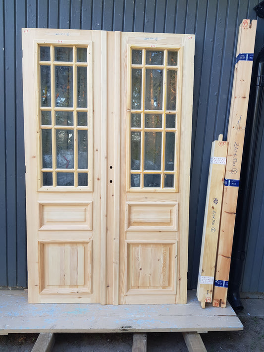 ART 618 Nytillverkad pardörr i gammal stil Mått B130 x H210 cm Öppnas utåt Handtag på höger sida Pris 15000 kr Tillkommer 1000 kr för gångjärn och låskista