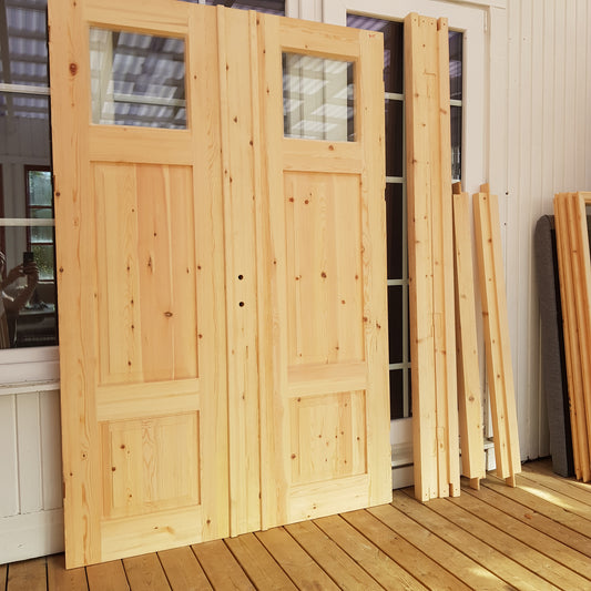 ART 715 Nytillverkad pardörr i gammal stil Mått B140 x H210 cm Öppnas utåt Handtag på höger sida Pris 15000 kr Tillkommer 1000 kr för gångjärn och låskista