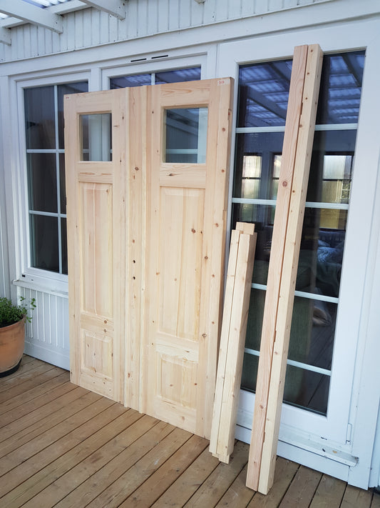 ART 716 Nytillverkad pardörr i gammal stil Mått B130 x H210 cm Öppnas utåt Handtag på höger sida Pris 15000 kr Tillkommer 1000 kr för gångjärn och låskista