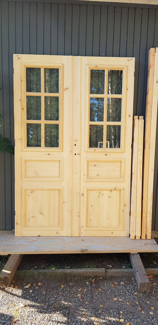 ART 689 Nytillverkad pardörr i gammal stil Mått B140 x H210 cm Öppnas utåt Handtag på höger sida Pris 15000 kr Tillkommer 1000 kr för gångjärn och låskista