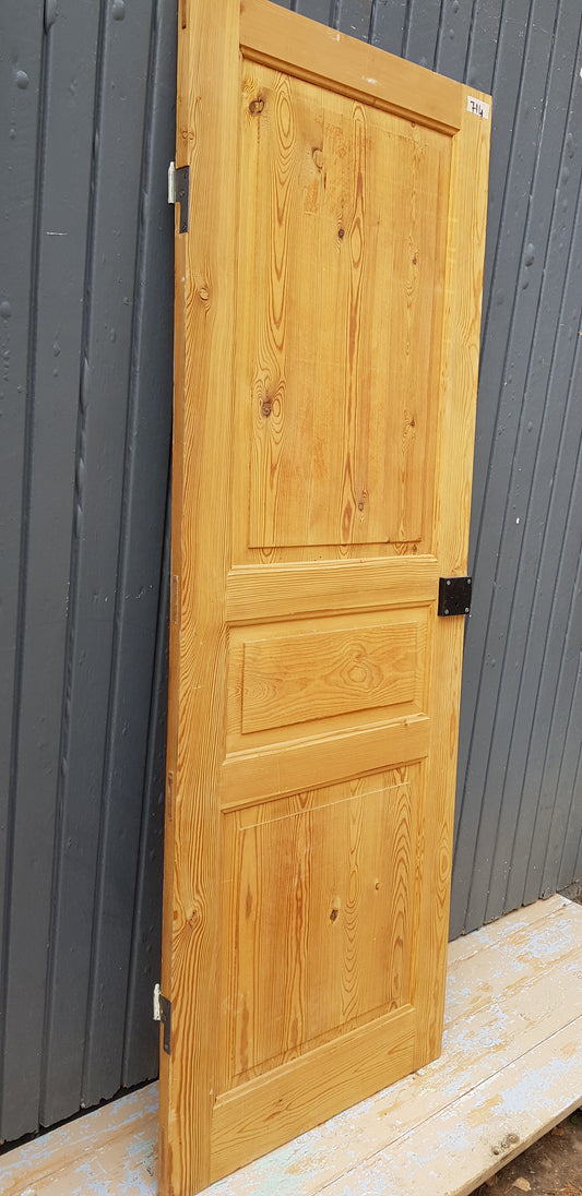 ART 714 B 61.7 H179.5 D 3 PRIS 1500 KR HÖGER