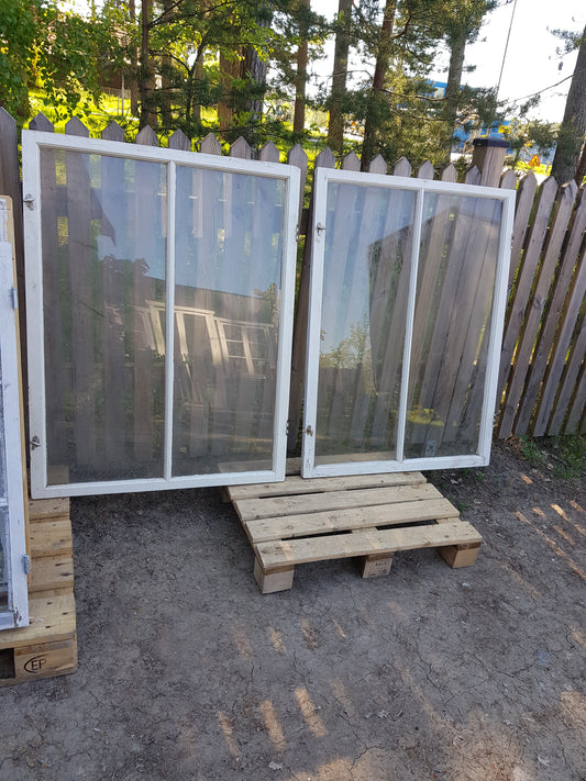 ARTIKELNUMMER 534. 2 st fönster som tex passar perfekt till växthus Mått: H 113 B 84 Pris: 500 kr