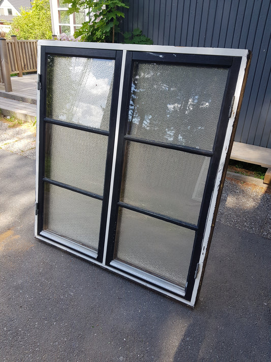 ARTIKELNUMMER 561 1 st kopplad badrumsfönster med äkta spröjs Mått: B 118,5 H 128,5 Pris:3000 Kr