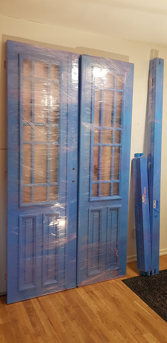ARTIKELNUMMER 461 Nytillverkade pardörrar med dubbelglas i gammal stil inkl karm, yttermått: Bredd 120 cm Höjd 210 cm Djup dörrblad 4.5 cm pris: 16000 kr