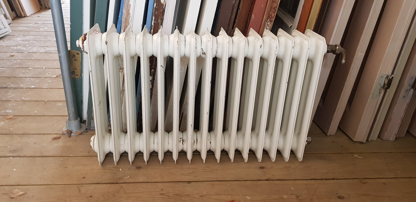 ARTIKELNUMMER 433  Fint gammal Element/Radiator  B 80 H 46 D 16,5 Pris 1500 KR