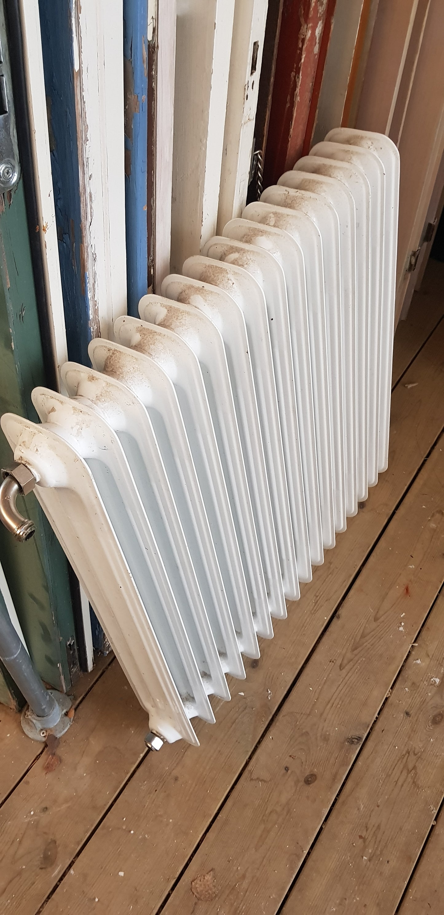 ARTIKELNUMMER 434  Fint gammal Element/Radiator  B 75 H 75 D 13 Pris 2000 KR