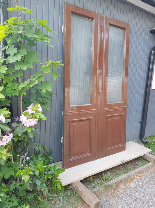 ARTIKELNUMMER 555 En äldre pardörr utan karm Mått: B 69,5 +57 H 221 D 4,5 Paris: 11000 k