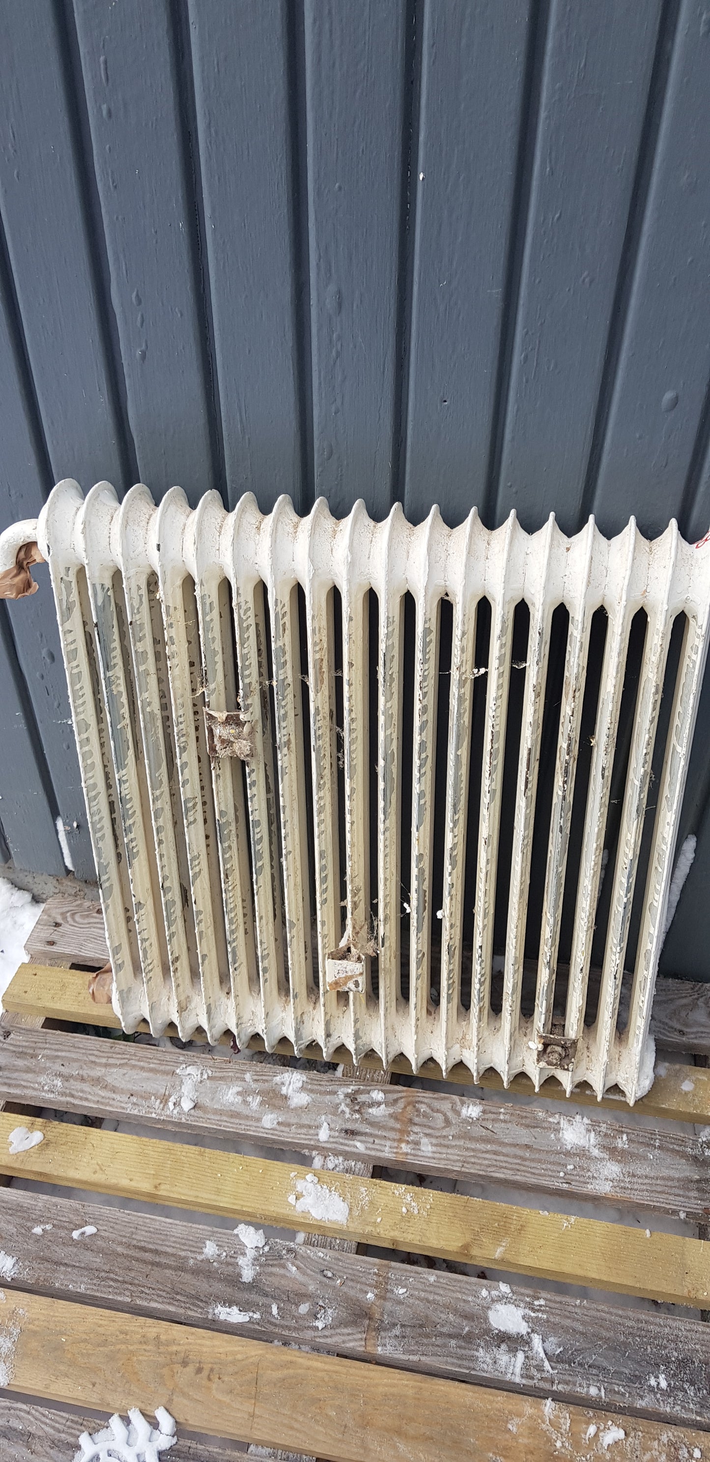 ARTIKELNUMMER 438  Fint gammal Element/Radiator  B 55 H 60 D 8 Pris 1500 KR