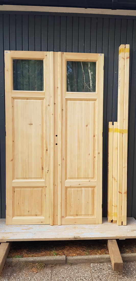 ART 726 - Nytillverkad pardörr i gammal stil Mått B128.5 x H220 cm Öppnas utåt Handtag på höger sida Dubbel glas Pris 15000 kr Tillkommer 1000 kr för gångjärn och låskista