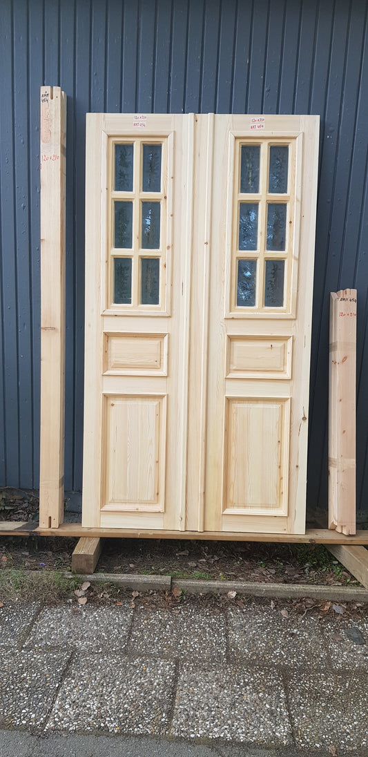 ART 454 Nytillverkad pardörr i gammal stil Mått B120 x H210 cm Öppnas utåt Handtag på höger sida Pris 15000 kr Tillkommer 1000 kr för gångjärn och låskista