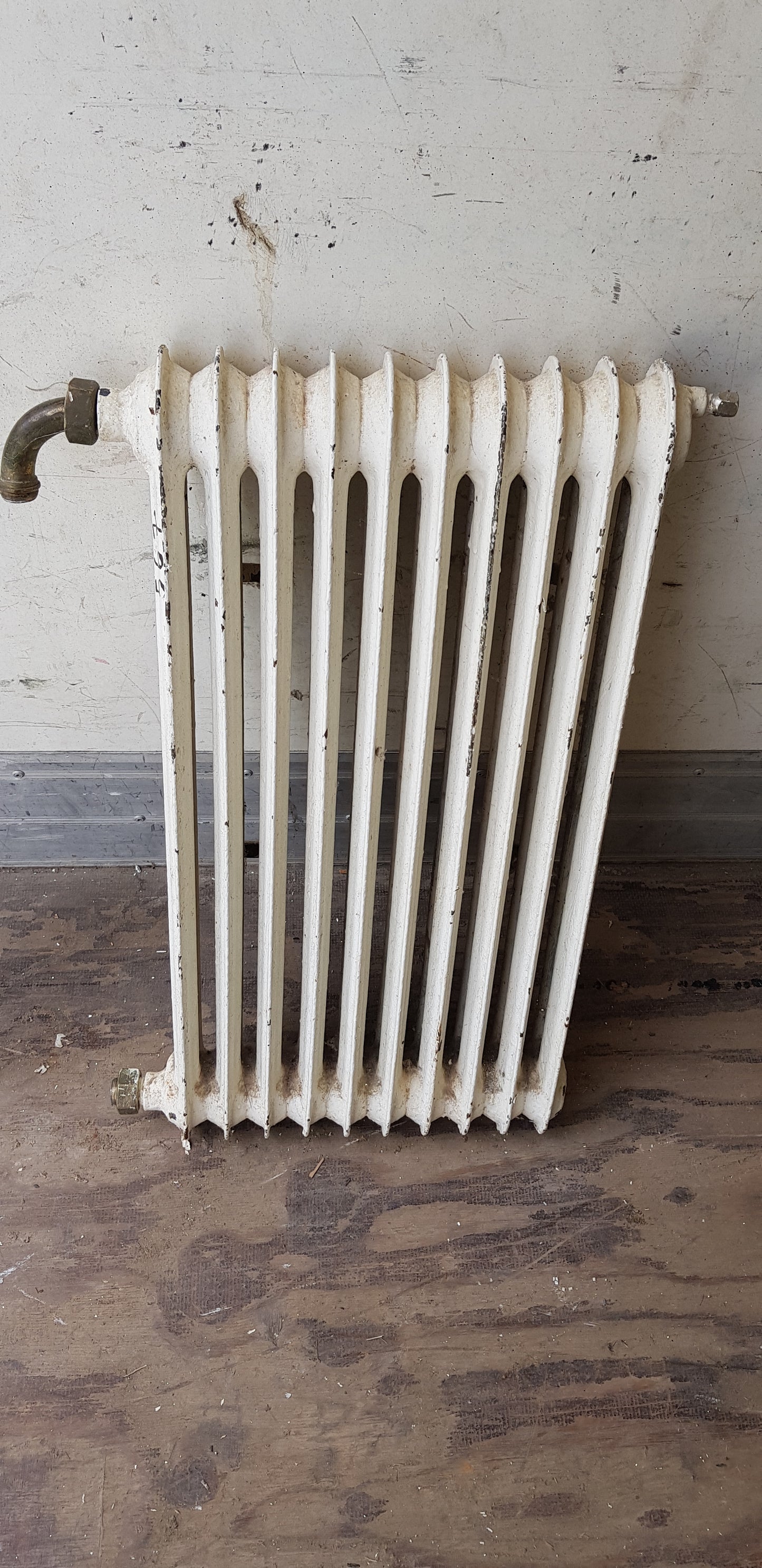 ARTIKELNUMMER 567  En st gammal Element/Radiator B 30 h 60 D 8  Pris :1250 kr