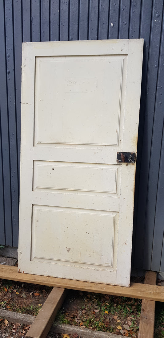 ARTIKELNUMMER 172 Antik Spegeldörr från 1700 talet med gammalt gångjärn säljes med karm som är nytillverkad.