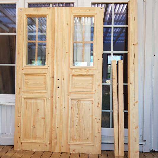 ART 719 Nytillverkad pardörr i gammal stil Mått B130 x H210 cm Öppnas utåt Handtag på höger sida Pris 15000 kr Tillkommer 1000 kr för gångjärn och låskista