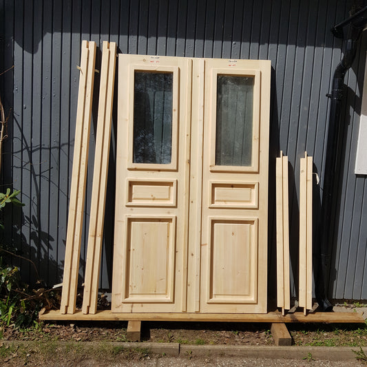 ARTIKELNUMMER 475 Nytillverkade obehandlade pardörrar med dubbelglas i gammal stil inkl. karm karmyttermått Bredd 130 cm Höjd 210 cm Djup dörrblad 4,5 cm Pris: 15000 kr Tillkommer 1000 kr för gångjärn och låskista om man väljer det