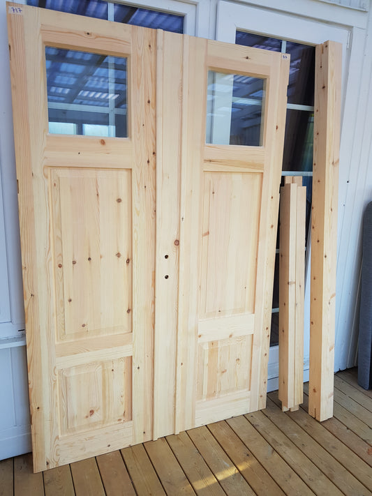 ART 717 Nytillverkad pardörr i gammal stil Mått B140 x H210 cm Öppnas utåt Handtag på höger sida Pris 15000 kr Tillkommer 1000 kr för gångjärn och låskista