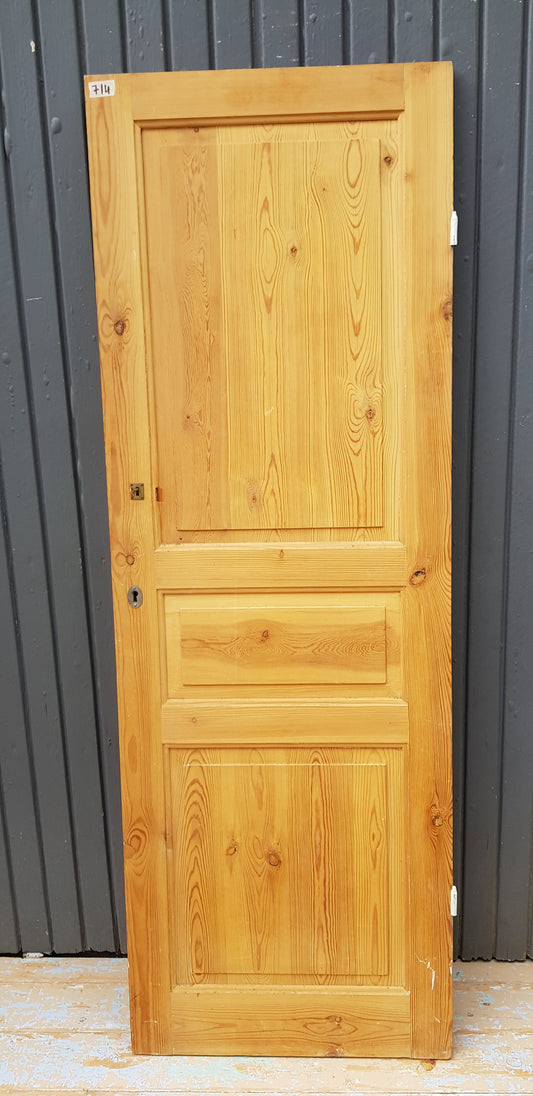 ART 714 B 61.7 H179.5 D 3 PRIS 1500 KR HÖGER