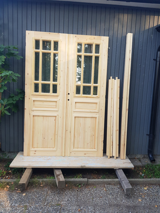 ART 671 Nytillverkad pardörr i gammal stil Mått B140.5 x H211 cm Öppnas utåt Handtag på höger sida Pris 15000 kr Tillkommer 1000 kr för gångjärn och låskista