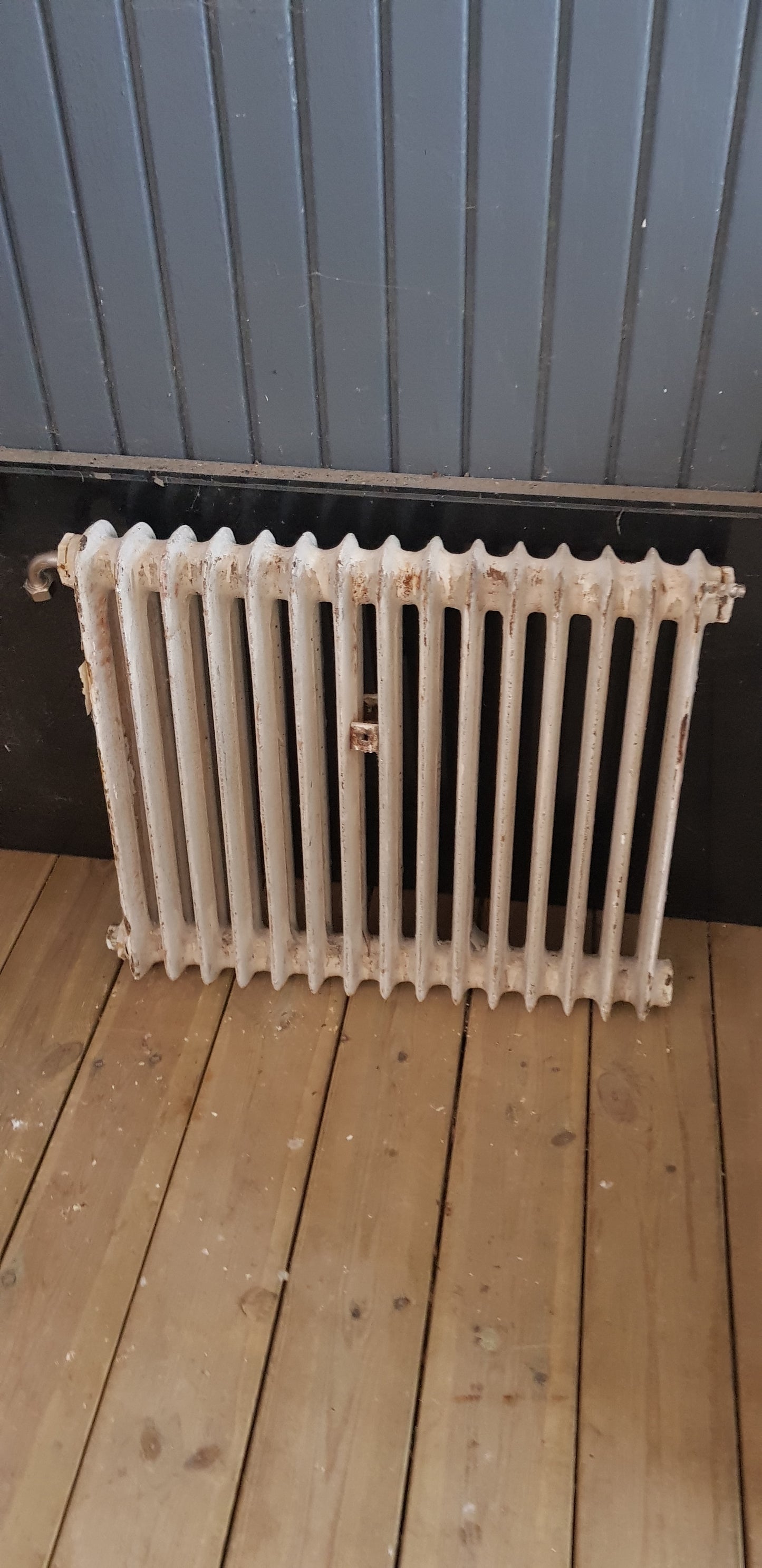 ARTIKELNUMMER 432  Fint gammal Element/Radiator  B 70 H 58 D 13cm Pris 1500 KR