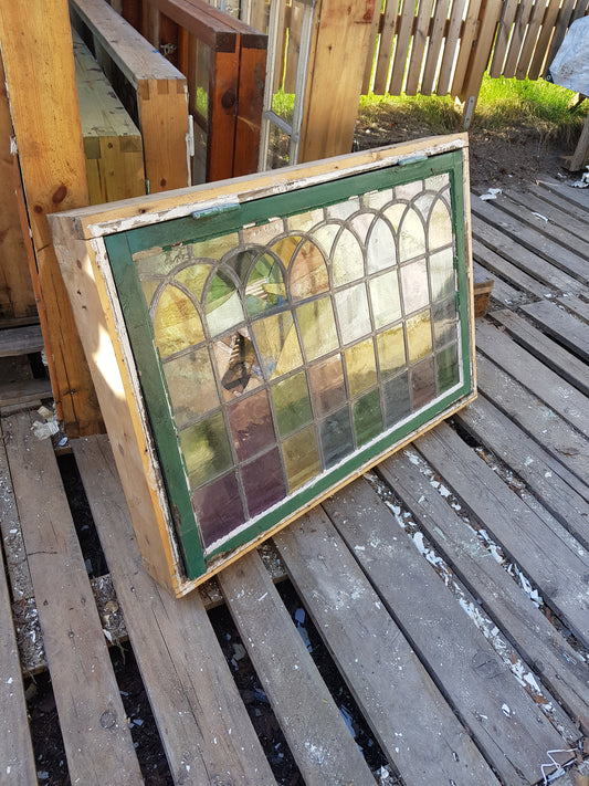 ARTIKELNUMMER 520 Vacker kopplad fönster ,blyinfattad 3st trasiga rutor MÅTT : B 100 H70 Pris:1300 kr