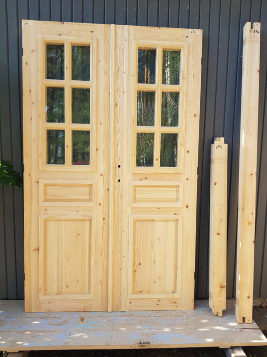 ART 674 Nytillverkad pardörr i gammal stil Mått B130.5 x H211 cm Öppnas utåt Handtag på höger sida Pris 15000 kr Tillkommer 1000 kr för gångjärn och låskista