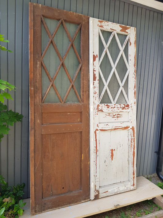 ARTIKELNUMMER 549 Äldre pardörr utan karm, gångjärn är placerade på fel sida och behöver justeras Mått:B 70+70 H 224 D 4,5 Pris :8000kr