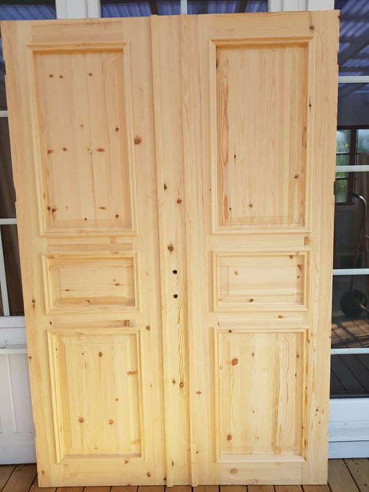 ART 722 Nytillverkad pardörr i gammal stil  Mått B140 x H210 cm Öppnas utåt Handtag på höger sida Pris 15000 kr  Tillkommer 1000 kr för gångjärn och låskista