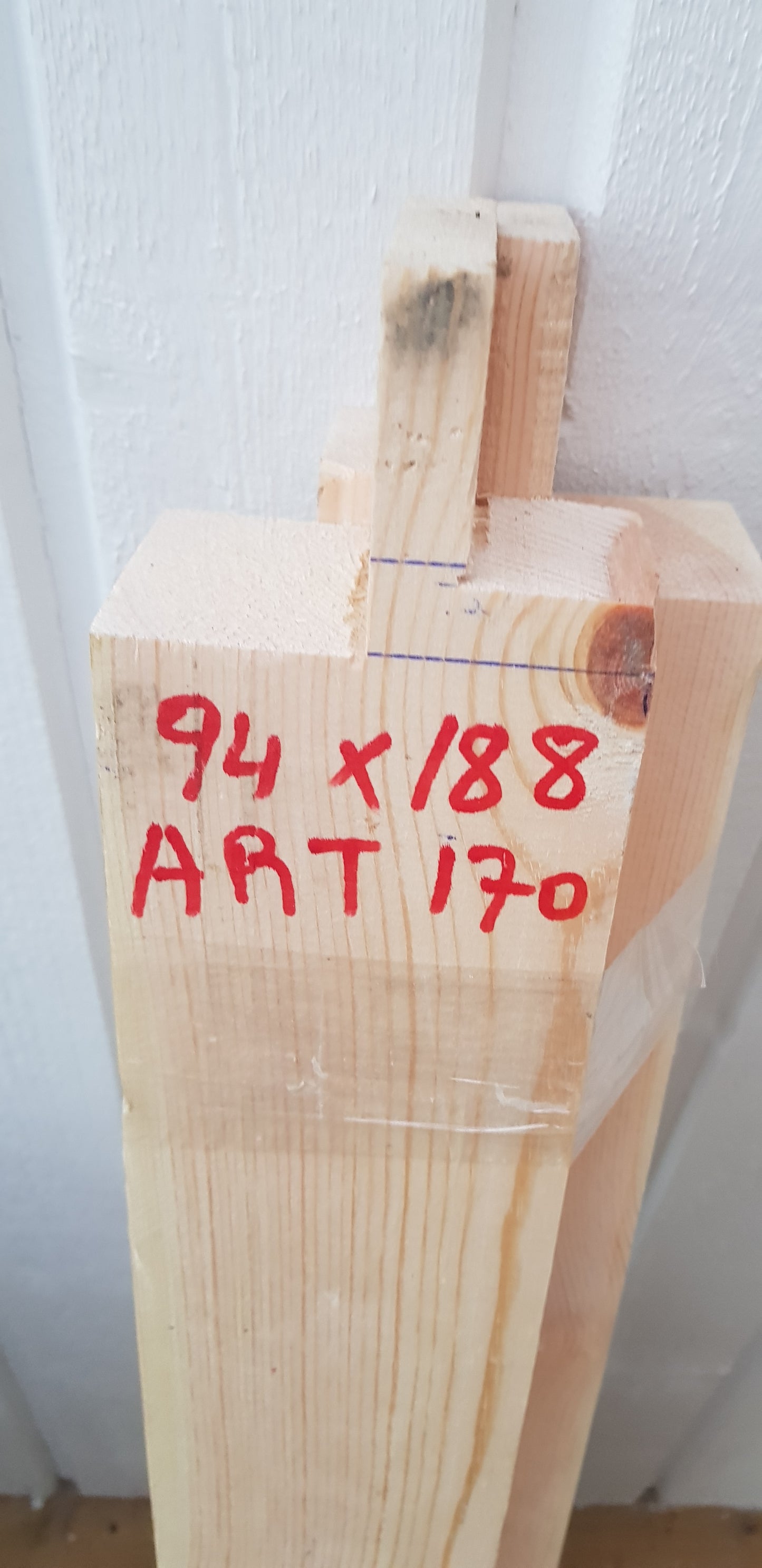 ARTIKELNUMMER 170 Antik Spegeldörr från 1700 talet med gammalt gångjärn säljes med karm som är nytillverkad. MÅTT utan karm: B84.5cm H177.5 cm D3 cm MÅTT med karm : B94 H188 cm D10 cm Pris dörr 3000 kr Pris nytillverkad karm : 1500 kr