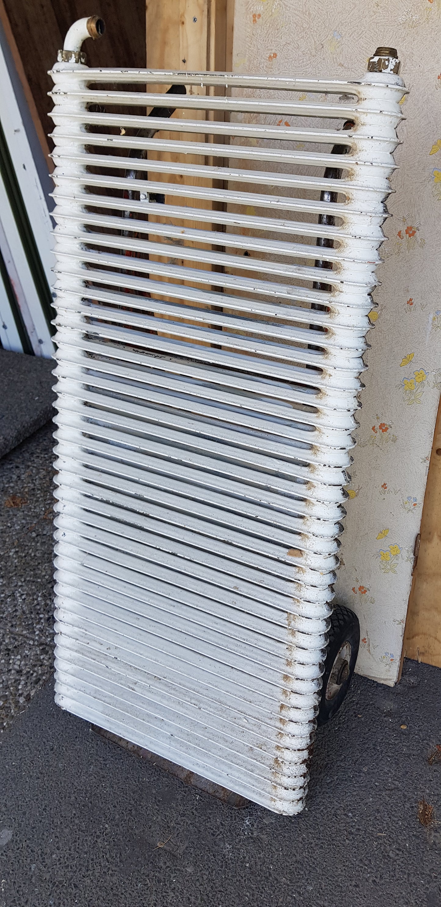 ARTIKELNUMMER 564  En st gammal Element/Radiator B 120 H 60 D 8  Pris :2000 kr