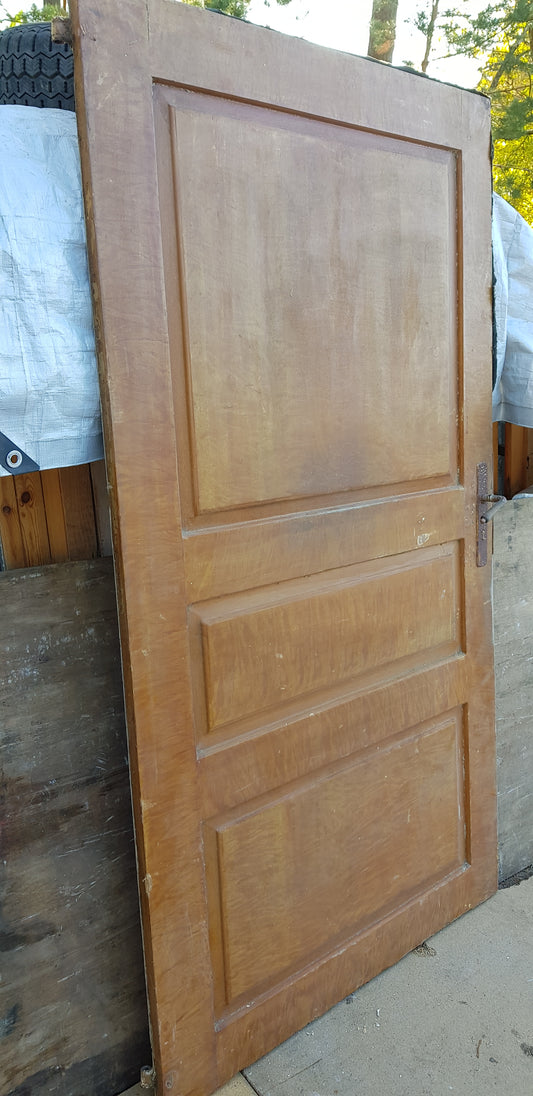 ARTIKELNUMMER 178 Antik Spegeldörr från 1700 talet med gammalt gångjärn säljes med karm som är nytillverkad.