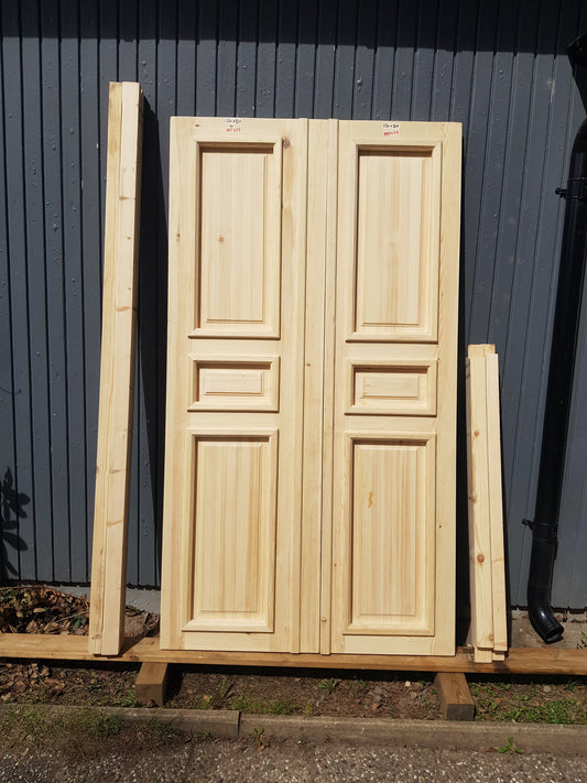ARTIKELNUMMER 479 Nytillverkade obehandlade pardörrar med dubbelglas i gammal stil inkl. karm karmyttermått Bredd 130 cm Höjd 210 cm Djup dörrblad 4,5 cm Pris: 15000 kr Tillkommer 1000 kr för gångjärn och låskista om man väljer det