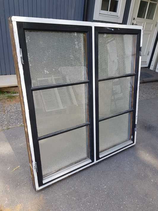 ARTIKELNUMMER 561 1 st kopplad badrumsfönster med äkta spröjs Mått: B 118,5 H 128,5 Pris:3000 Kr