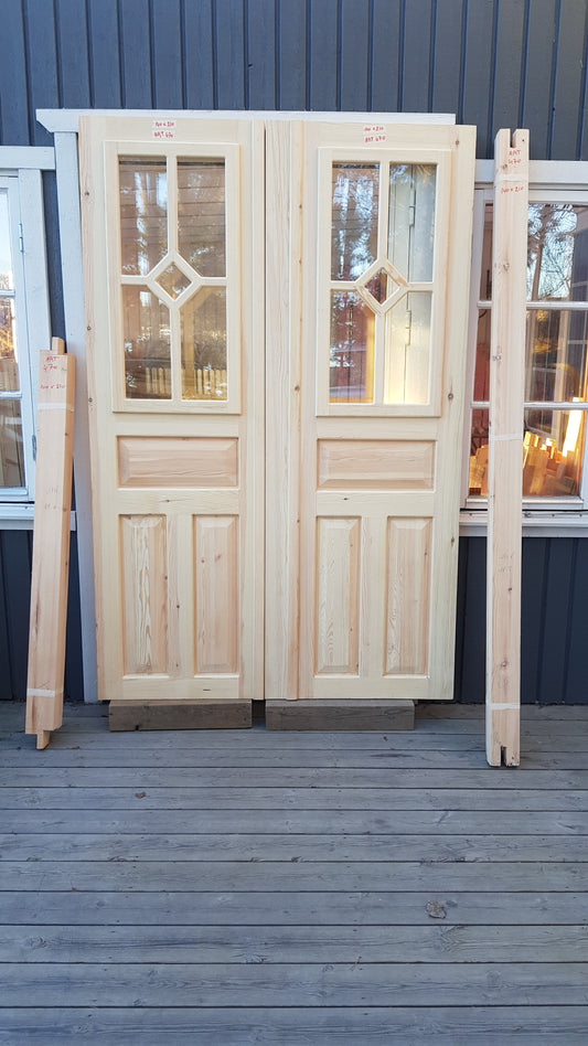 ARTIKELNUMMER 470  Nytillverkade obehandlade pardörrar med dubbelglas i gammal stil inkl karm karmyttermått Bredd 140 cm Höjd 210 cm Djup dörrblad 4,5 cm Pris: 15000 kr Tillkommer 1000 kr för gångjärn och låskista om man väljer det