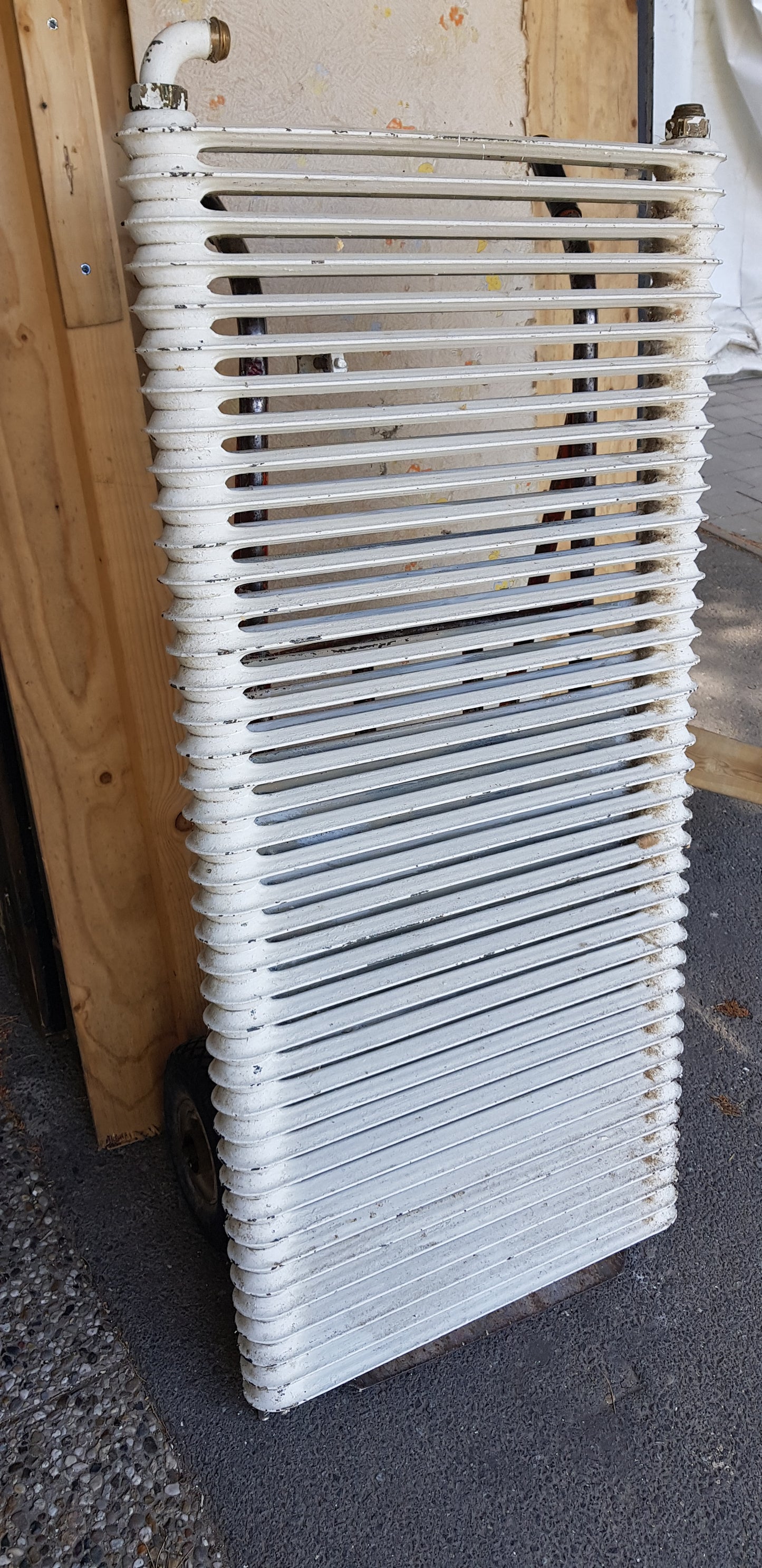 ARTIKELNUMMER 564  En st gammal Element/Radiator B 120 H 60 D 8  Pris :2000 kr