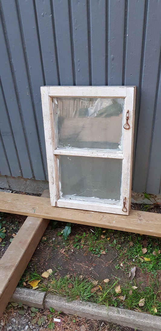 ARTIKELNUMMER 26 Ett litet kopplat fönster Mått:B 42,5 H63 Pris: 900kr 