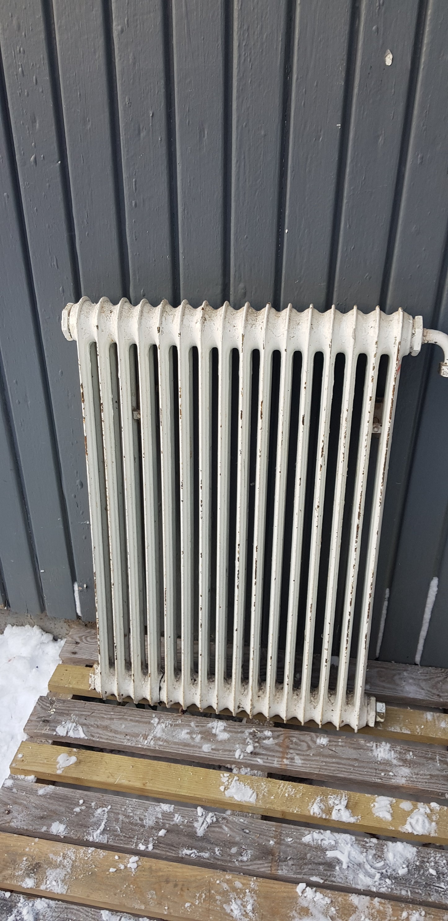 ARTIKELNUMMER 441  Fint gammal Element/Radiator  B 50-58 H 74 D 8 Pris 1500 KR