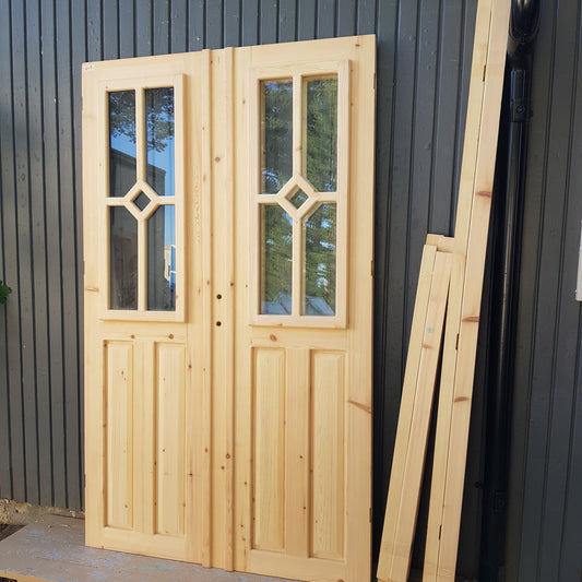 ART 609 Nytillverkad pardörr i gammal stil Mått B130 x H210 cm Öppnas utåt Handtag på höger sida Pris 15000 kr Tillkommer 1000 kr för gångjärn och låskista