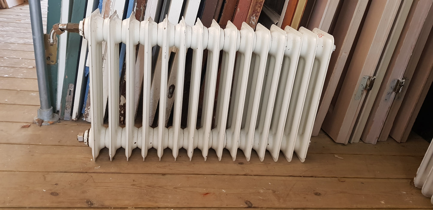 ARTIKELNUMMER 433  Fint gammal Element/Radiator  B 80 H 46 D 16,5 Pris 1500 KR