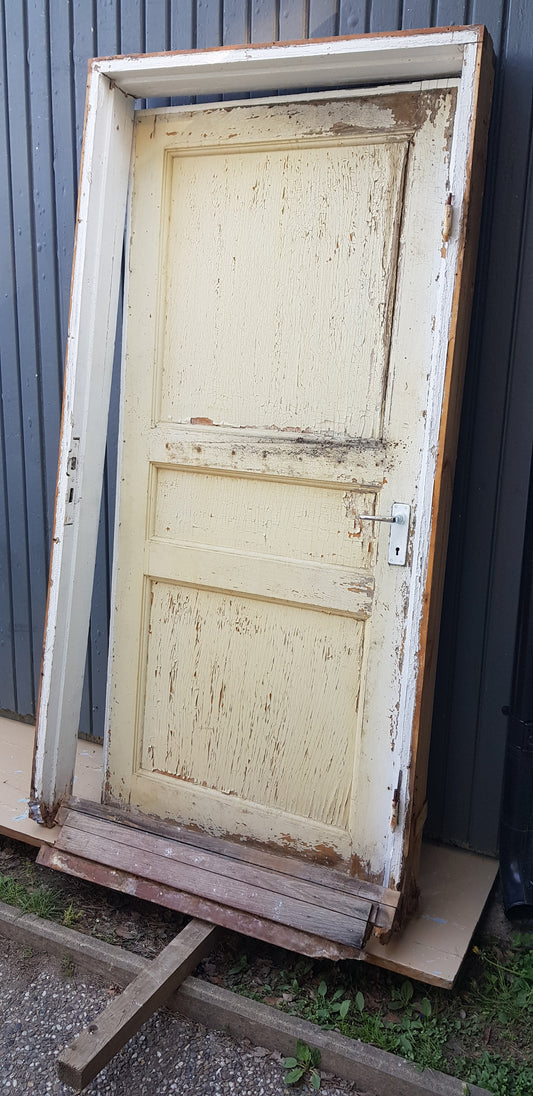 ARTIKELNUMMER 529 En gammal Spegeldörr med karm ,högerhängd Mått med karm: H 192 B 94 Mått utan karm H 183 B 84 Pris: 2500 kr